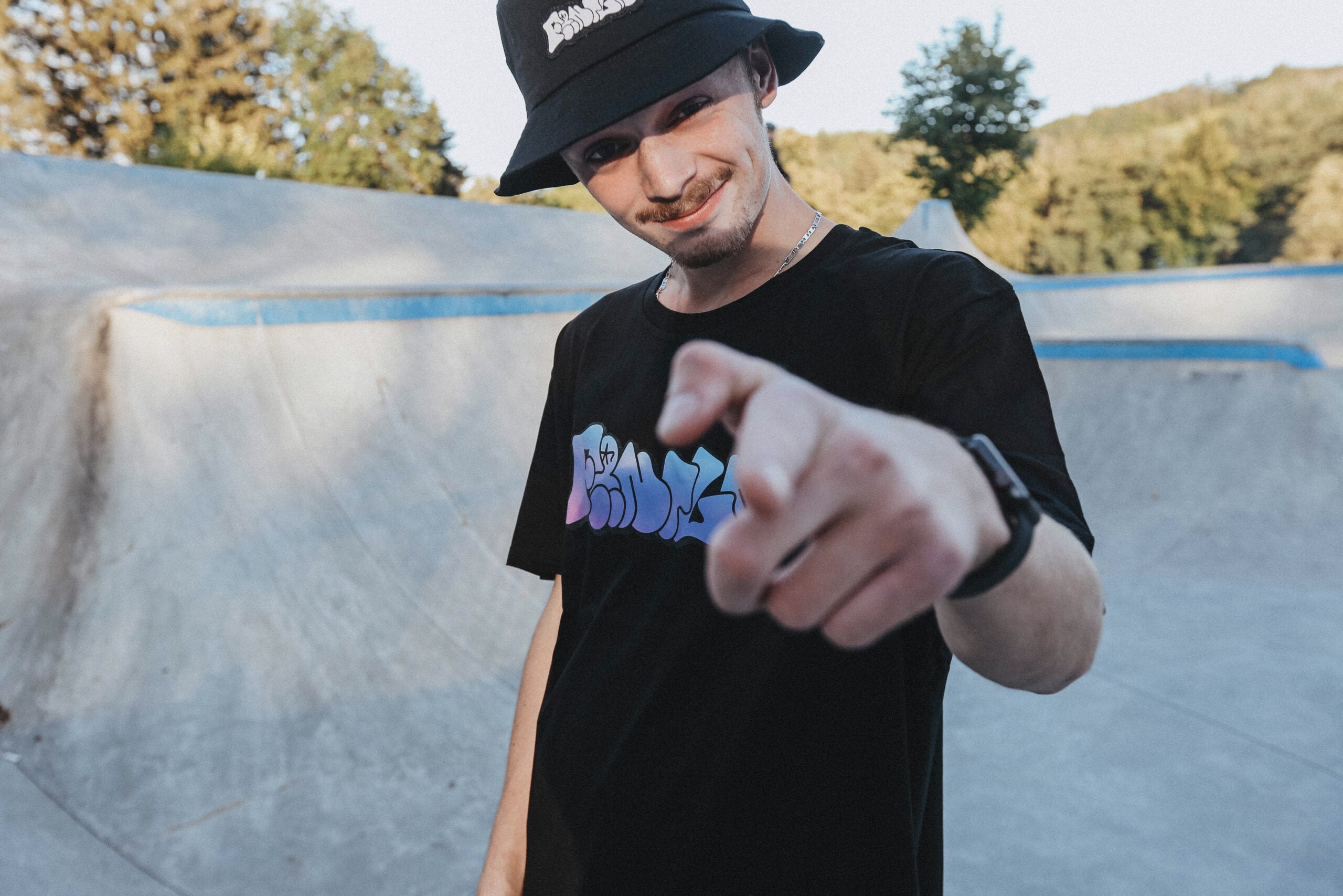 FRONTLINE FESTIVAL BUCKET HAT BLACK