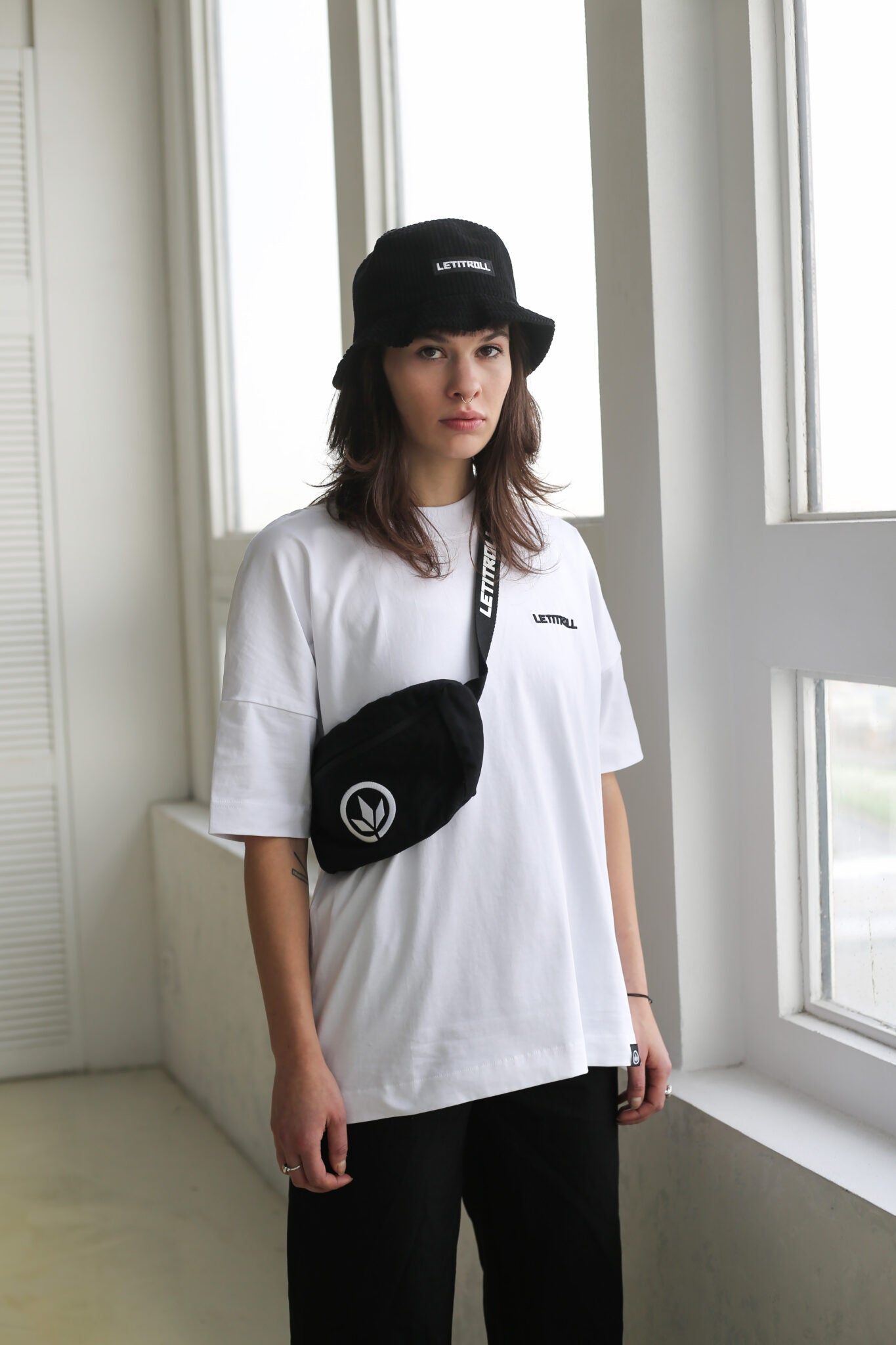 OVERSIZED TRIKO LETITROLL MINIMALIST BLACK