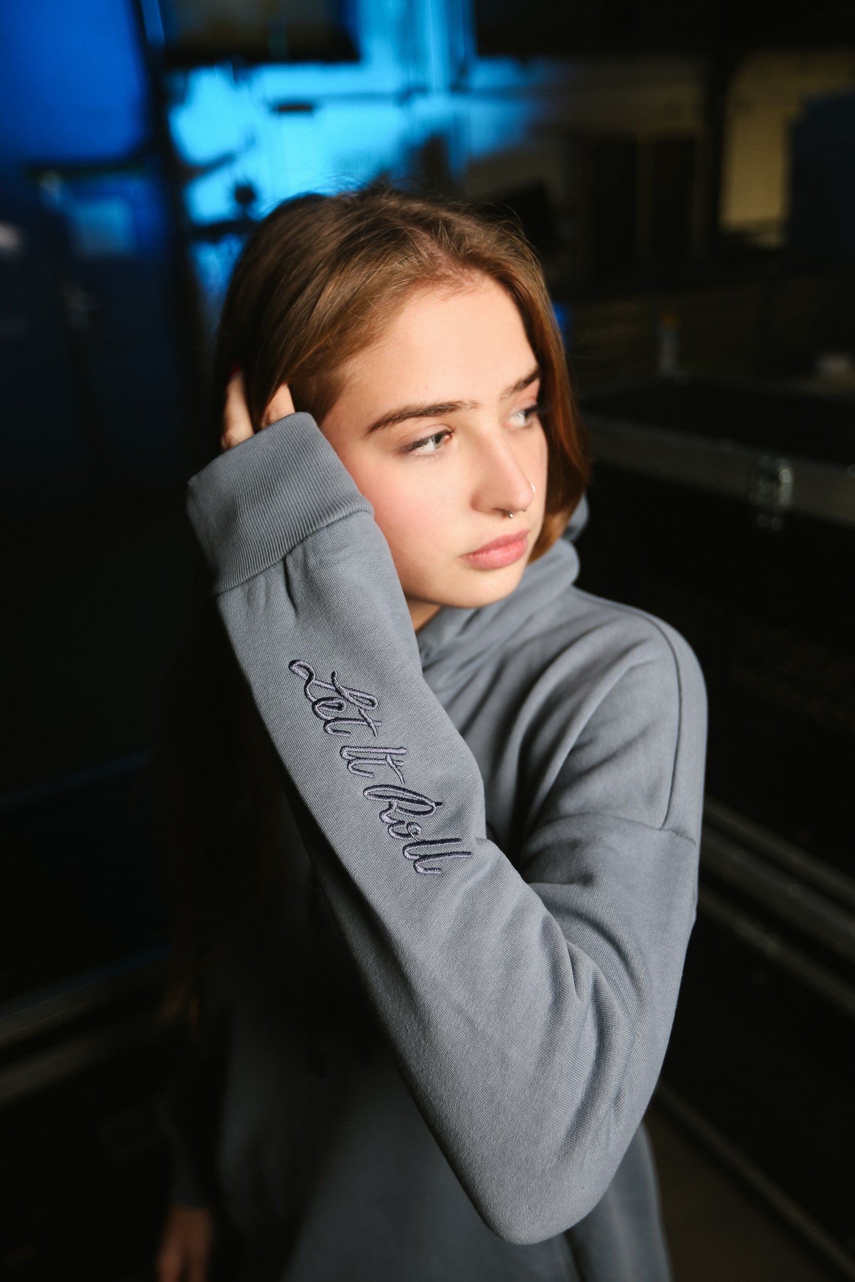 LETITROLL mikinové šaty s výšivkou v barvě Blue Steal