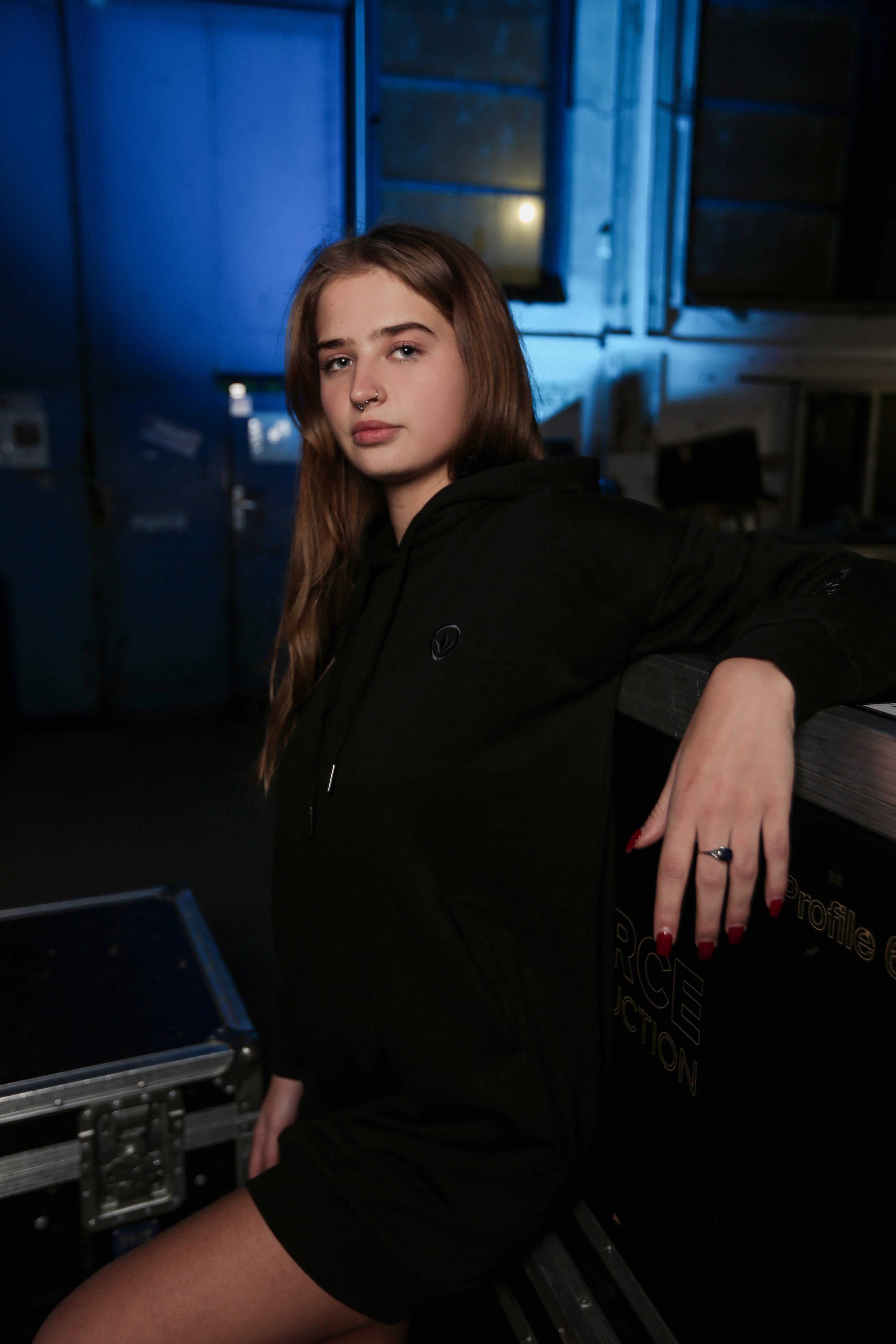 LETITROLL mikinové šaty s výšivkou v barvě Blue Steal