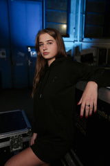 LETITROLL mikinové šaty s výšivkou v barvě Blue Steal