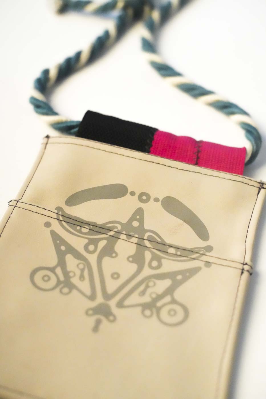 Upcycle taška na mobil LETITROLL x Ultravagant / č. 7