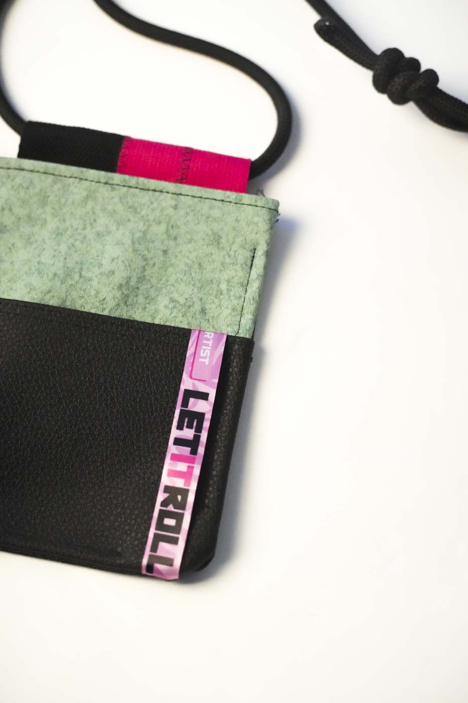 Upcycle taška na mobil LETITROLL x Ultravagant / č. 2